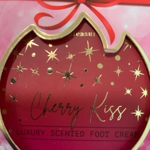 Cozy Socks & Foot Cream Set - Vibrant Pink - Picture 5 of 8